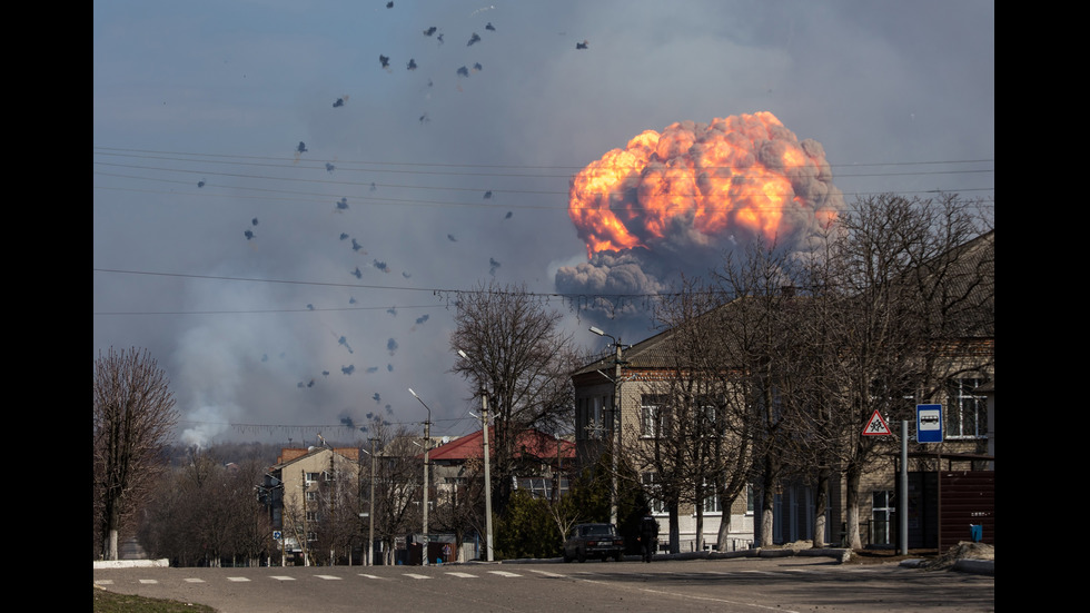 Експлозии в оръжеен склад в Източна Украйна