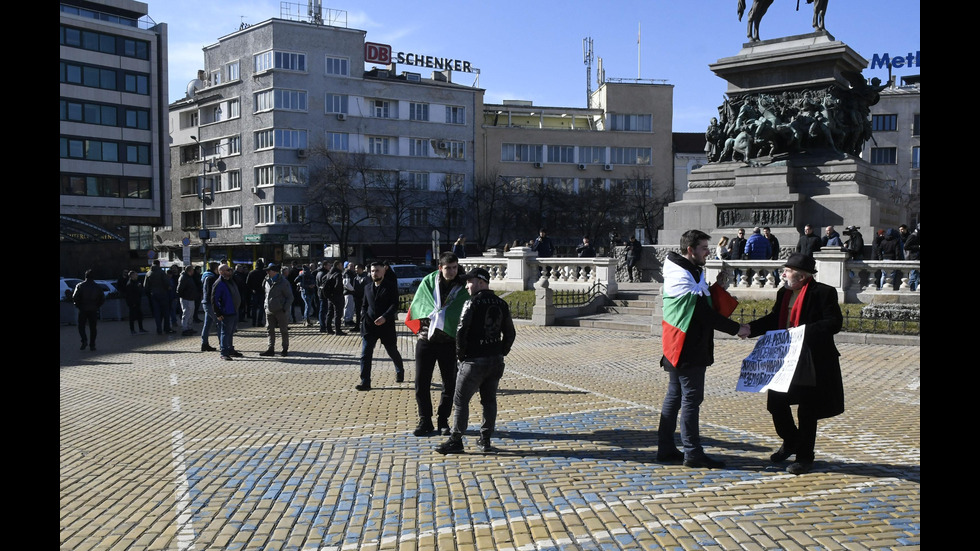 Фенове на „Левски” на протест пред парламента