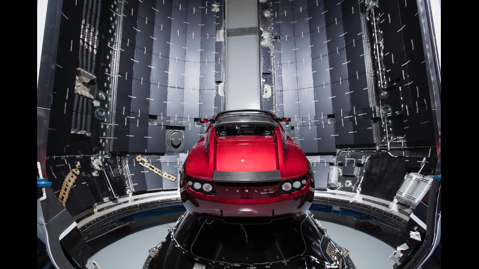 Колата на Илон Мъск обикаля в Космоса
