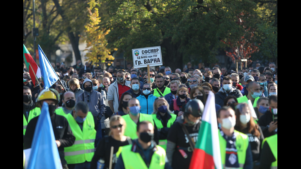 Полицейските служители излизоха на протест