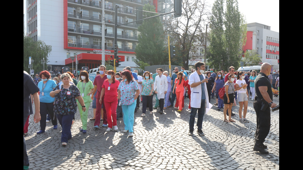 Протест пред "Пирогов" в защита на проф. Балтов