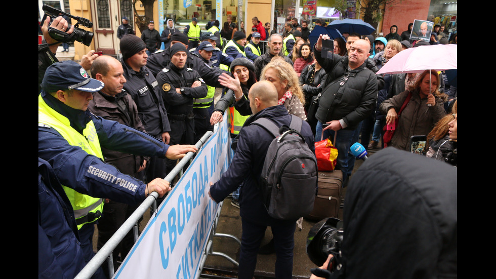 Протести „за” и „против” Гешев под прозорците на ВСС