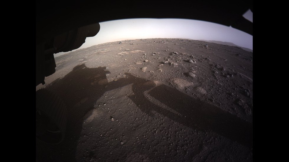 НАСА показва зрелищи първи кадри от Марс