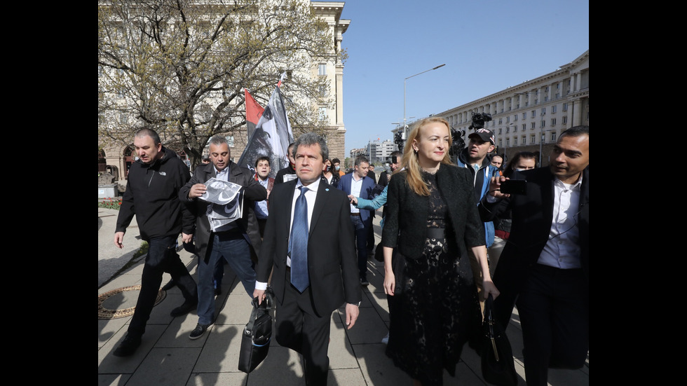 Президентът връчи мандата на "Има такъв народ", те го върнаха