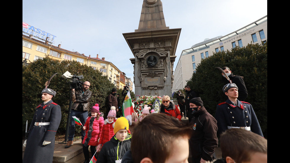 България се прекланя пред подвига на Апостола