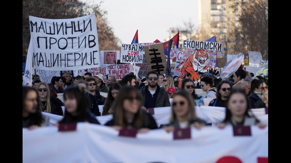 Хиляди блокираха мостове в Нови Сад