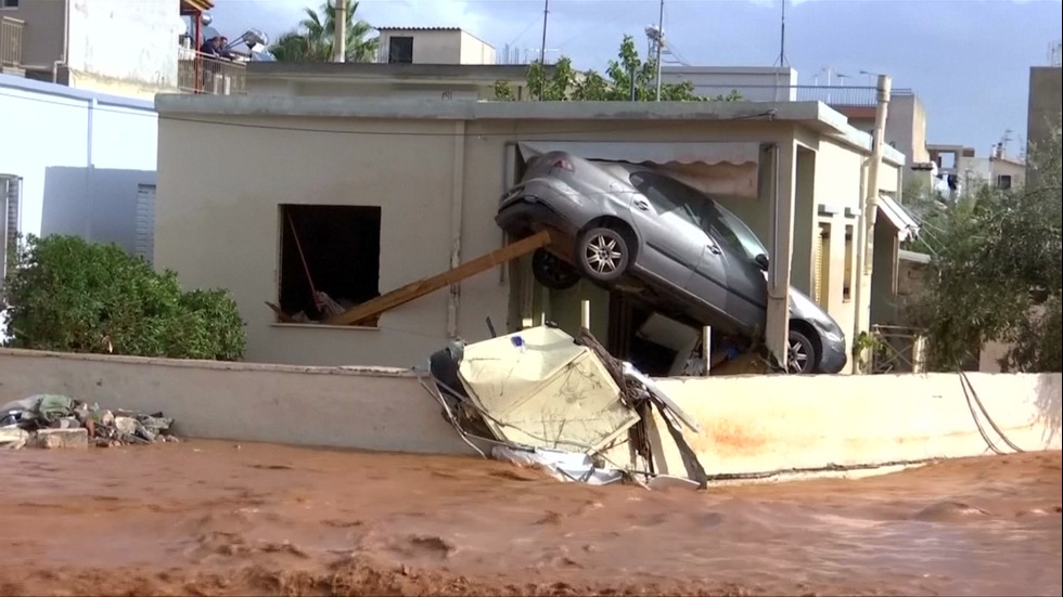 Най-малко седем жертви при наводнение край Атина