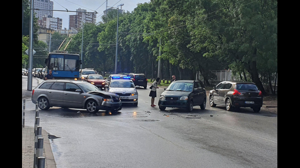 Катастрофа блокира движението около Южния парк в столицата