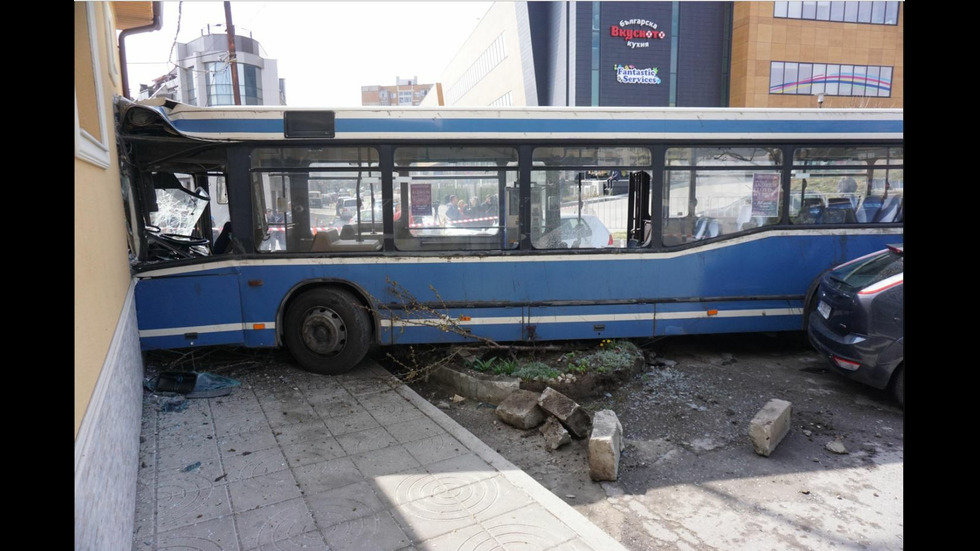 10 души, сред които и деца, са ранени в катастрофа с автобус във Варна