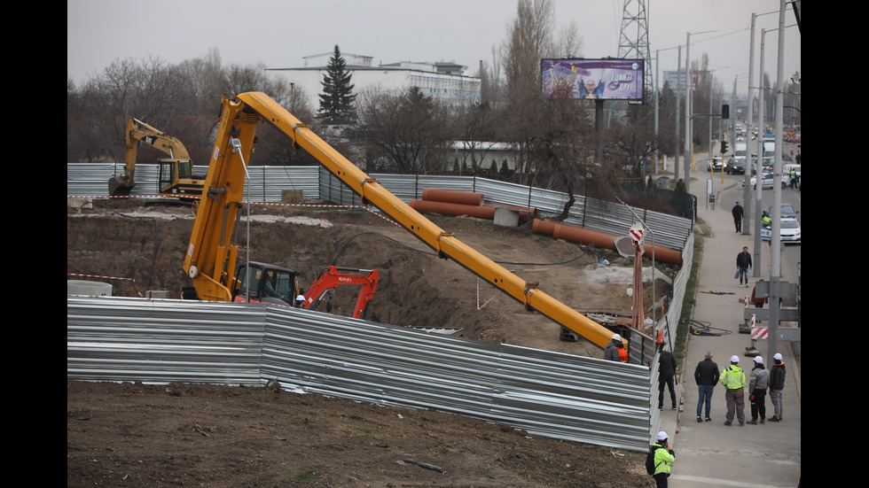 Строителен кран падна при изкоп на метрото