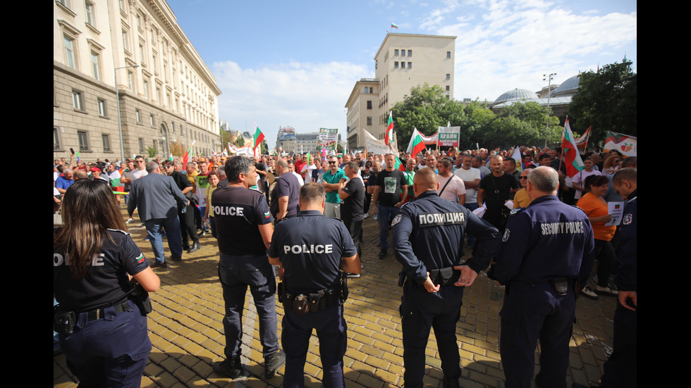 ПРОТЕСТЪТ НА ЗЪРНОПРОИЗВОДИТЕЛИТЕ: Над 600 трактора са около София, утре 80 от тях отиват пред МС