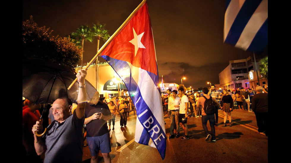Стотици празнуват смъртта на Кастро в Маями
