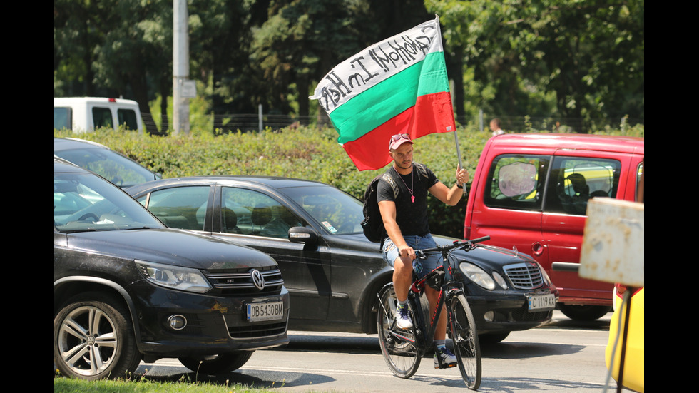 Група протестиращи блокира половин София