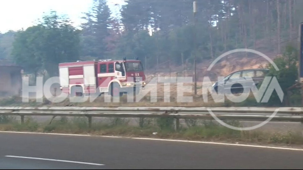 Голям пожар пламна в близост до бензиностанция в Казанлък