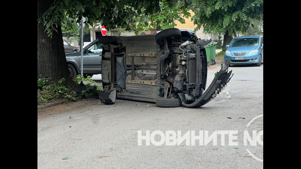 Кола се удари в дърво и преобърна до входа на училище в Казанлък