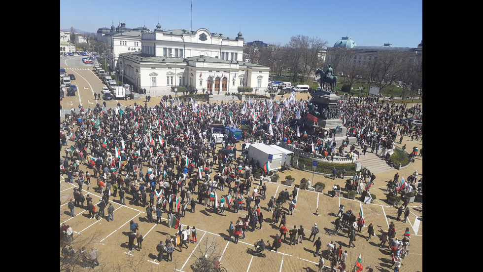 Два протеста се провеждат пред парламента