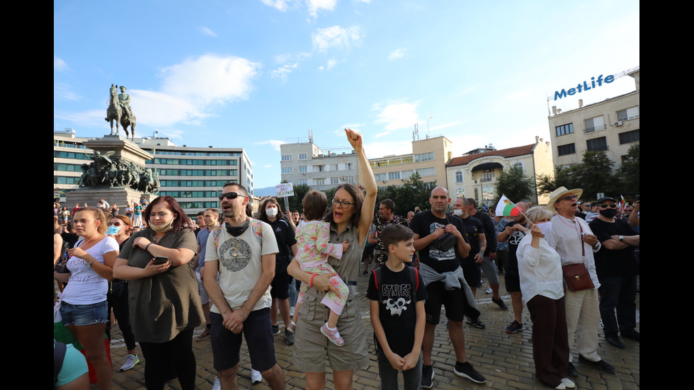 Шестият протест в София започна без напрежение