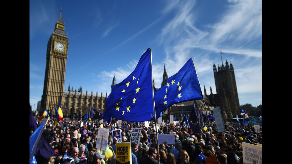 Близо 80 000 души протестират в Лондон срещу Brexit