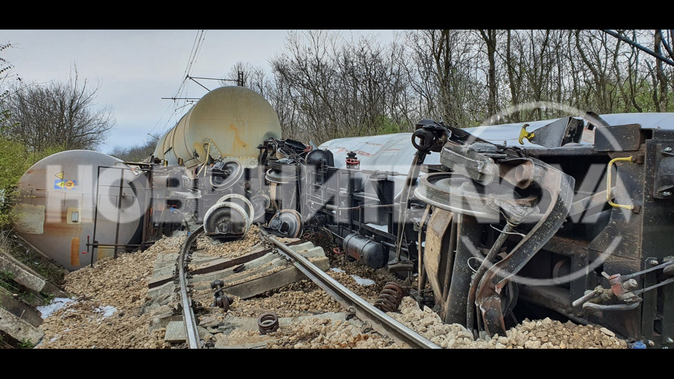 Товарен влак дерайлира в междугарието Ветово-Сеново