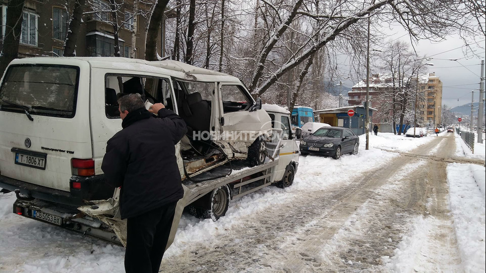 Микробус и трамвай се удариха в София