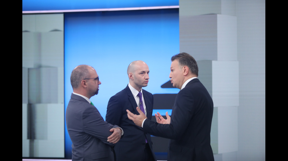 ЗАД КАДЪР: Изборният ден по NOVA В СНИМКИ