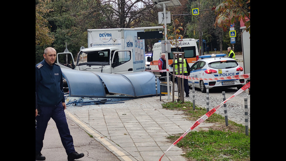 Камион се вряза в спирка в София, 19-годишно момиче загина