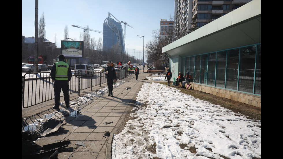 Кола се вряза в автобусна спирка в София, има ранени