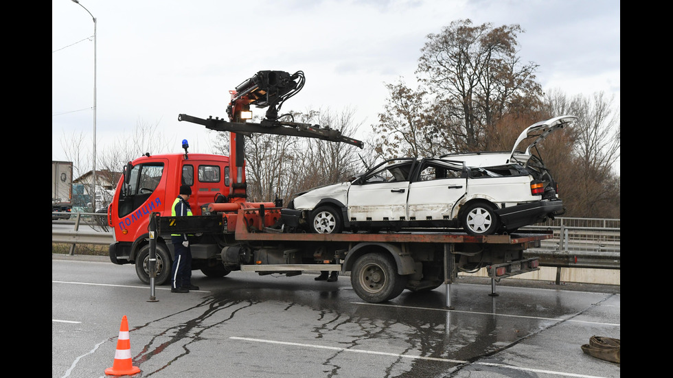 Кола изхвърча от Ботевградско шосе