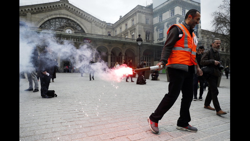 Сблъсъци между полиция и протестиращи в Париж