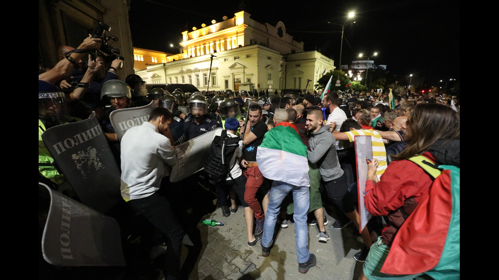 Бомбички, бутилки и павета полетяха към полицаите на протеста в София