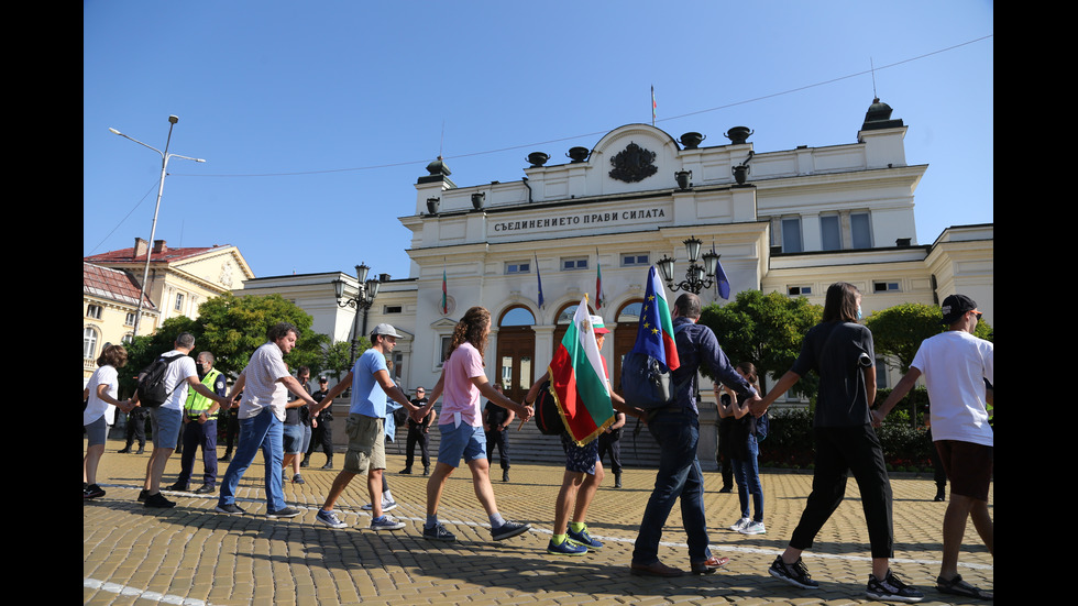 Протестиращи посрещнаха с яйца депутатите пред НС