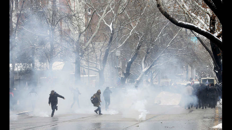С газ и водни оръдия срещу протестиращи в Анкара