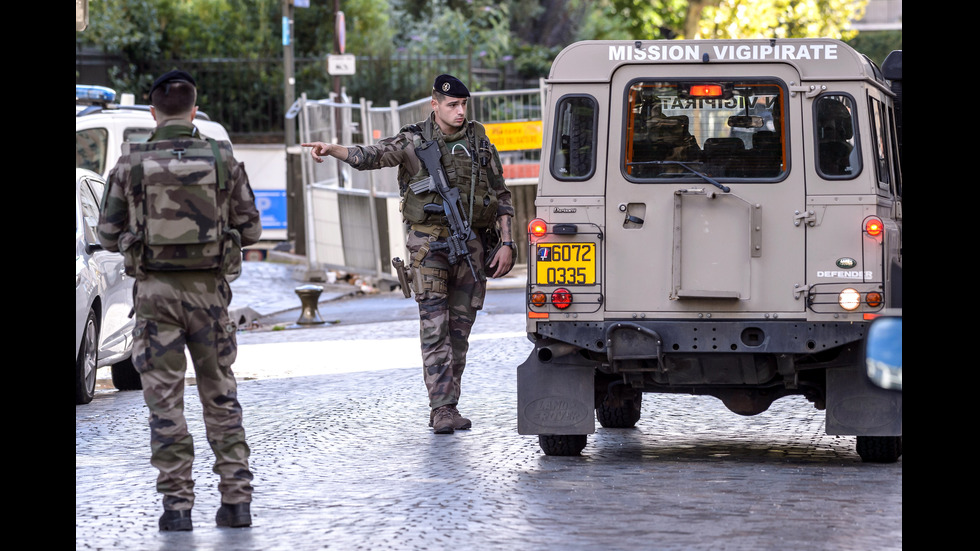 Кола се вряза в шестима войници в Париж