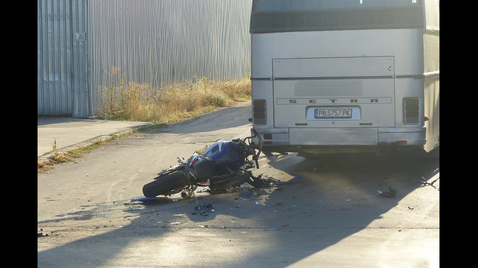 Мотор и автобус се удариха в Стамболийски