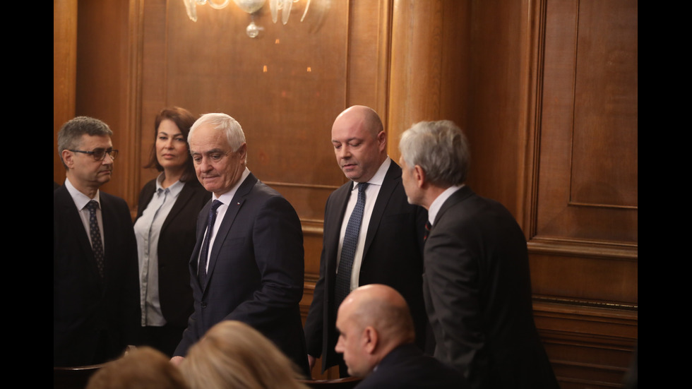 Парламентът решава дали да подкрепи проектокабинета "Габровски"