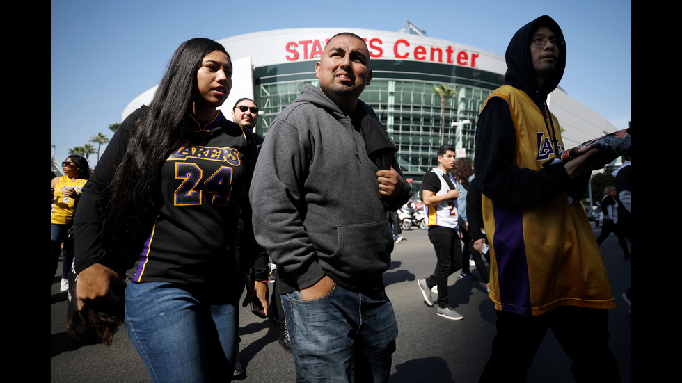 Хиляди се простиха с Коби Брайънт