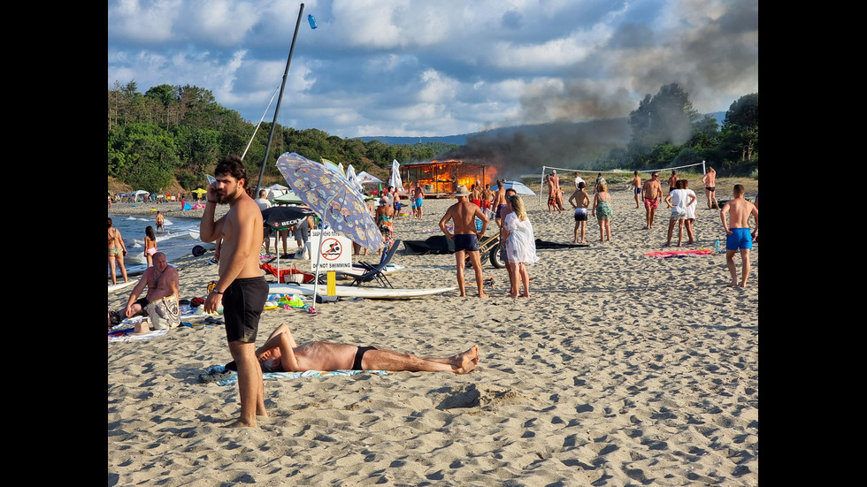 Изгоря последният бар на плажа в Китен