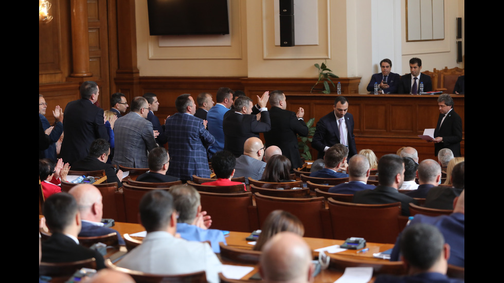 Изслушват служебния премиер в парламента