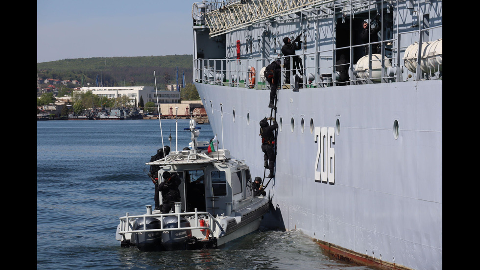 ВМС направиха зрелищна демострация за Гергьовден във Варна