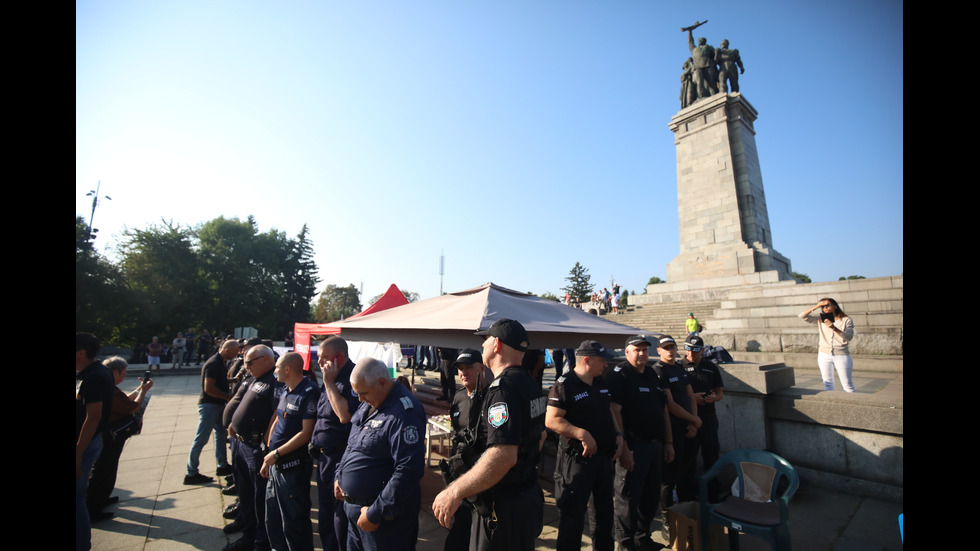 Засилено полицейско присъствие край Паметника на Съветската армия в София