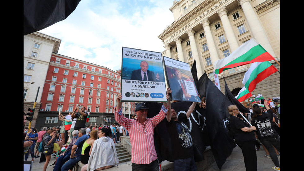 Шестият протест в София започна без напрежение