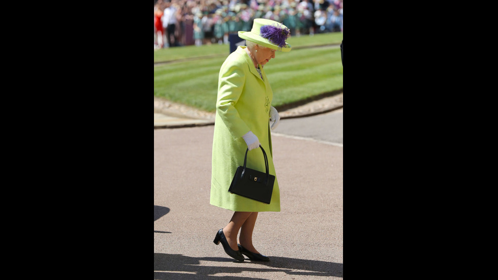 Кралицата, принц Чарлз, Камила, майката на булката пристигнаха в "Уиндзор"