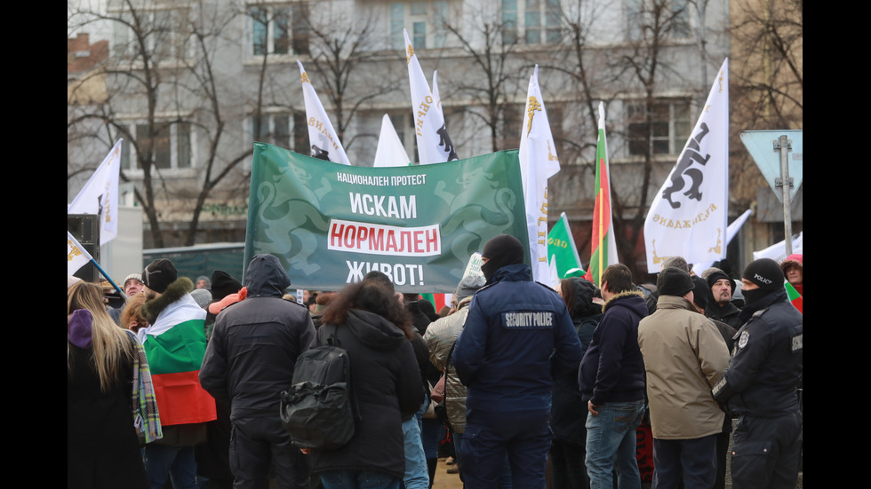 "Възраждане" организира протест срещу зеления сертификат, докараха водно оръдие пред НС