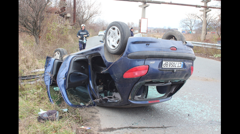 Млада шофьорка помля колата си край Казанлък