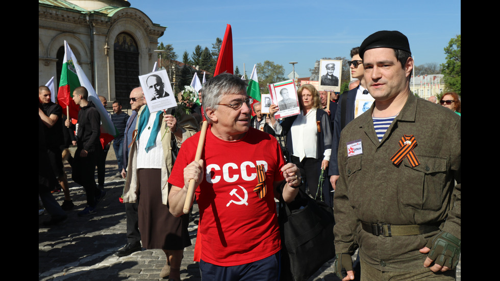 Нарисуваха украинското знаме върху Паметника на Съветската армия