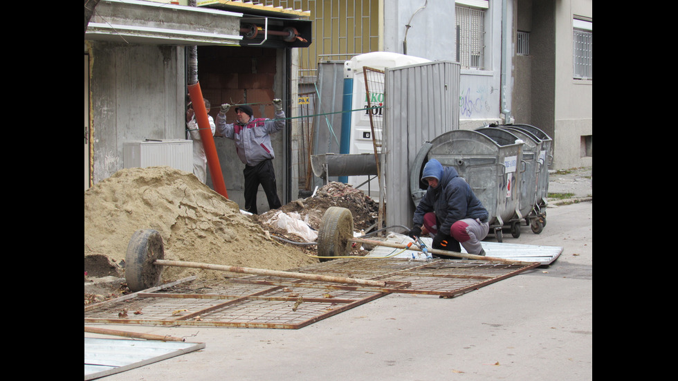 Ураганен вятър събори керемиди и мазилки в Русе