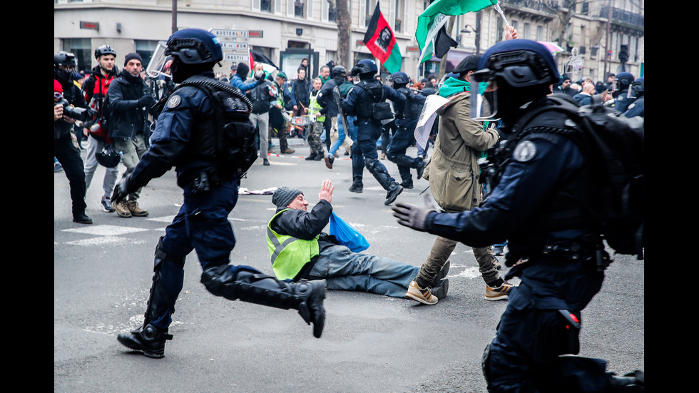 Отново сблъсъци на протестите в Париж