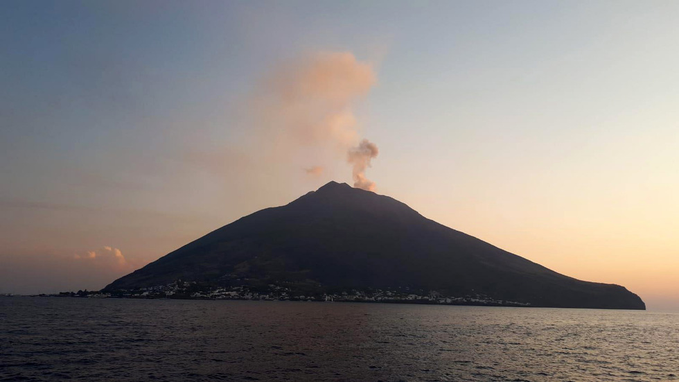 Вулканът Стромболи изригна отново