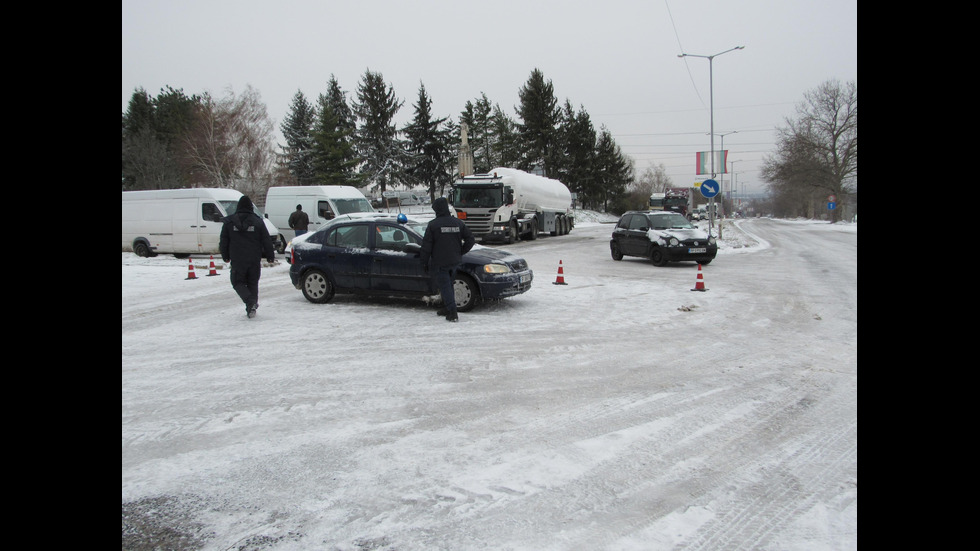 Пътят Русе-Бяла е затворен, 7 населени места имат проблеми с тока