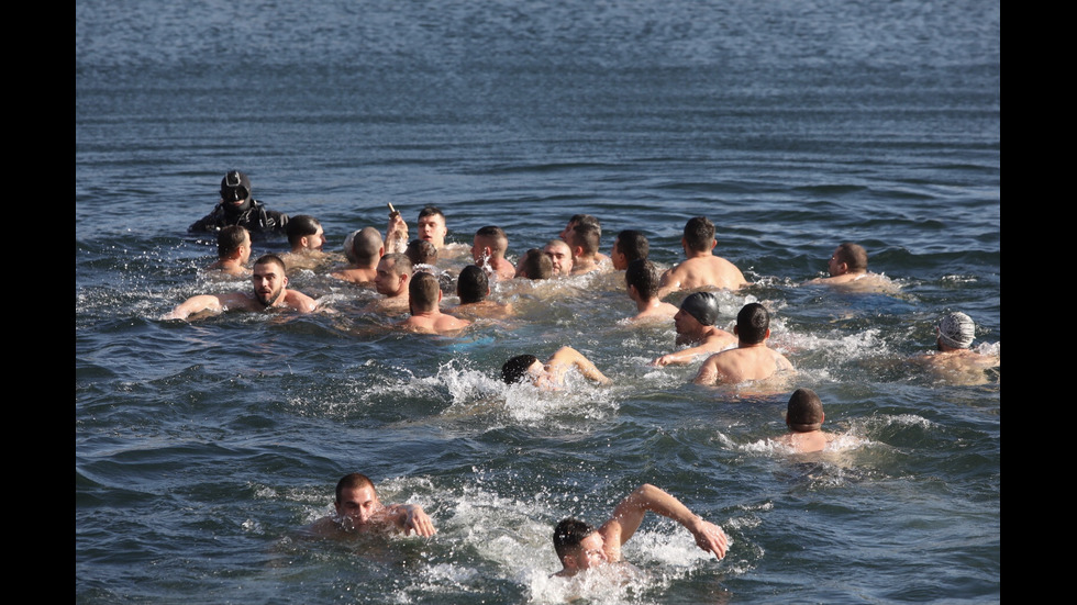 Смелчаци спасяваха Светия кръст във водоеми в цялата страна